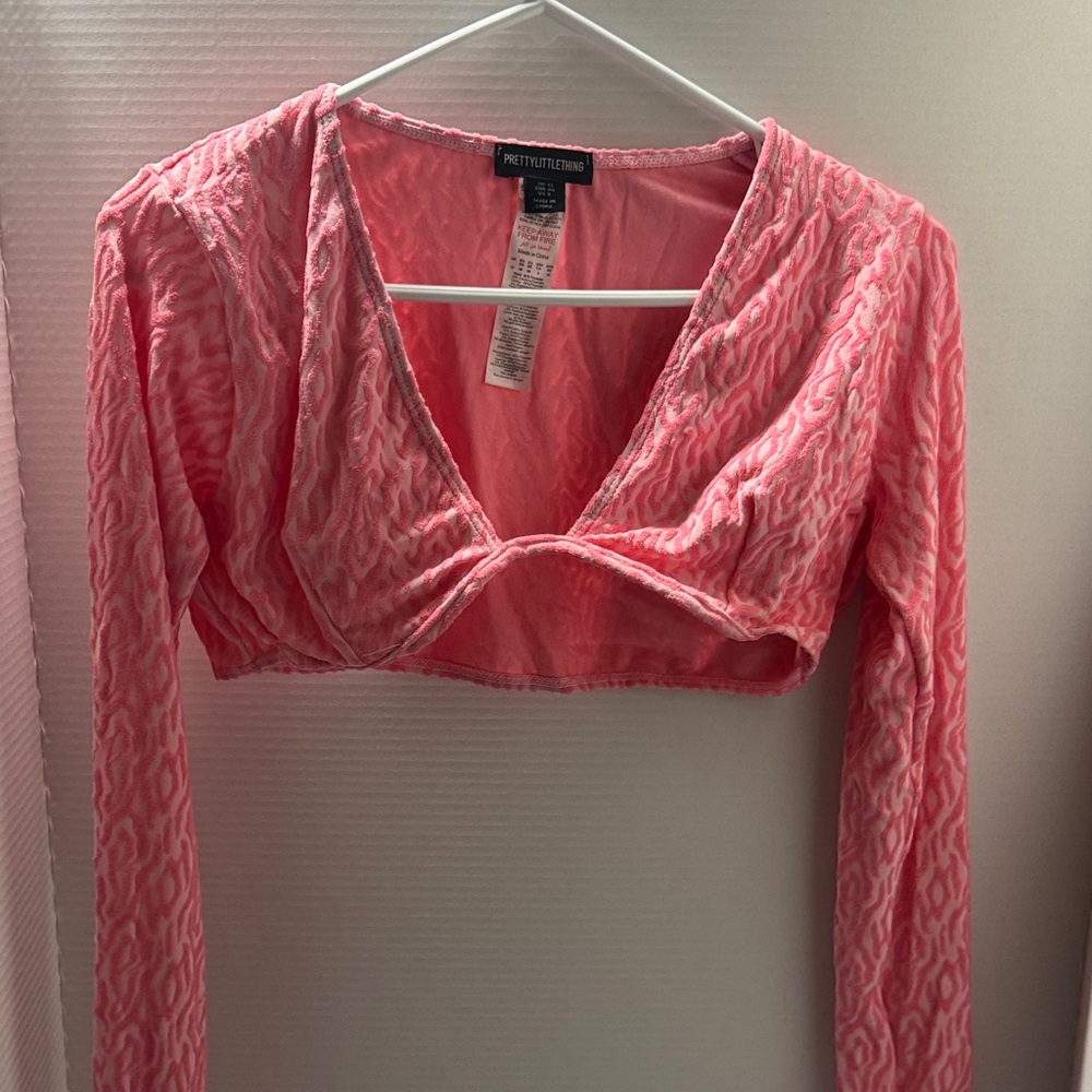 PrettyLittleThing Pink Textured V‑Neck Long Sleeve Crop Top